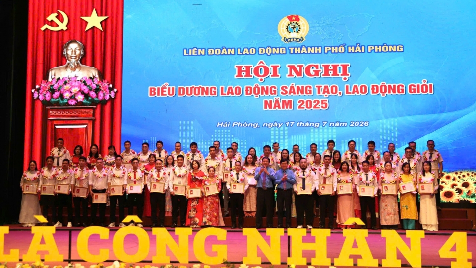 17-7-hai-phong-khen-thuong-cong-nhan-lao-dong-1.jpg