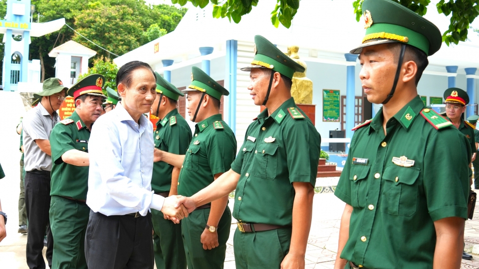 2_trong_chuyen_cong_tac_doan_lien_nganh_da_den_tham_va_lam_viec_voi_don_bien_phong_hon_khoai.jpg