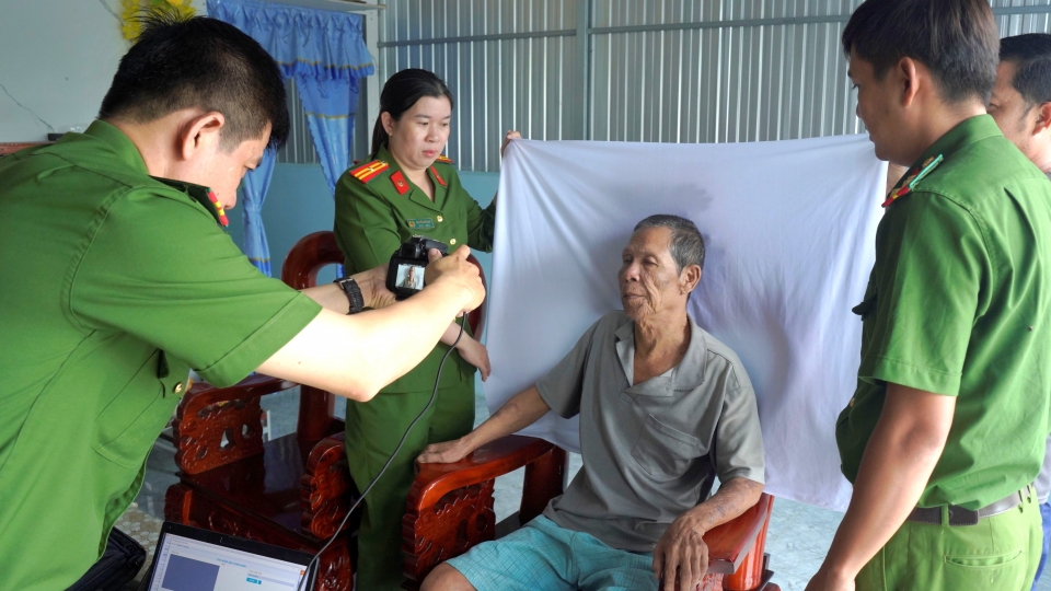 3-can-bo-chien-si-thuc-hien-chup-anh-de-lam-can-cuoc-cho-nguoi-gia-yeu-tai-xa-da-bac.jpg