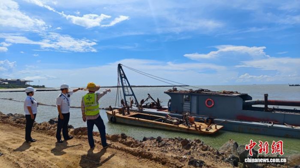 Các nhân viên Cục An toàn Hàng hải Hải Khẩu, tỉnh Hải Nam tiến hành công tác chuẩn bị ứng phó bão. Ảnh_ China News.jpg