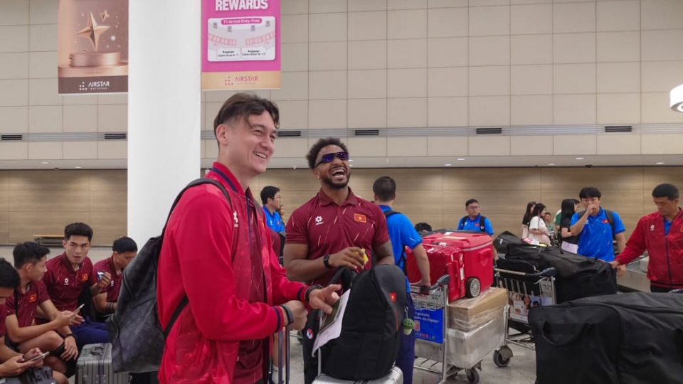 Goalkeeper Dang Van Lam and striker Nguyen Xuan Son at Incheon International Airport on July 2.jpg