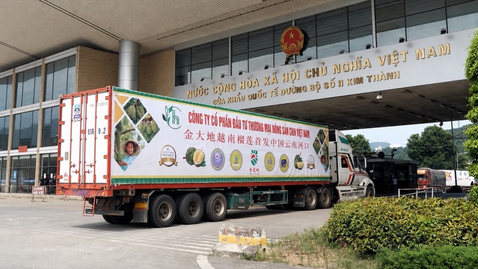 Kim ngạch xuất nhập khẩu qua các cửa khẩu Lào Cai trong 6 tháng đầu năm 2026 tăng hơn 60% so với cùng kỳ năm trước..jpg