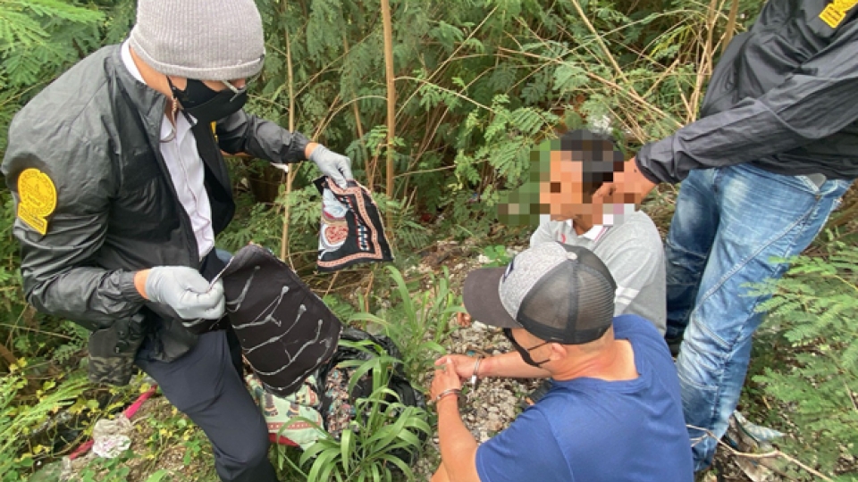 Nghi phạm Uthai Khanapiwat khai báo với cảnh sát nơi phi tang các túi vải dùng để cất giấu heroin - Nguồn Cảnh sát Thái Lan.jpg