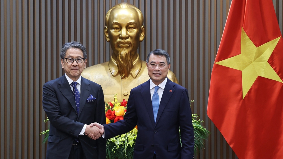 Prime Minister Le Minh Hung and JBIC Governor Maeda Tadashi 1.jpg