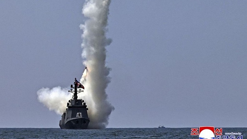 Trieu Tien thu vu khi, chien ham Trieu Tien phong ten lua, tau chien Trieu Tien, khu truc ham Trieu Tien Kang Kon -kcna.jpg