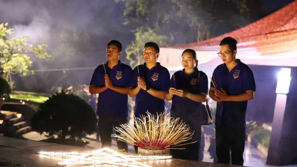 _chuong-trinh-dien-ra-trong-khong-khi-trang-nghiem-thanh-kinh-the-hien-dao-ly-uong-nuoc-nho-nguon-den-on-dap-nghia.jpg