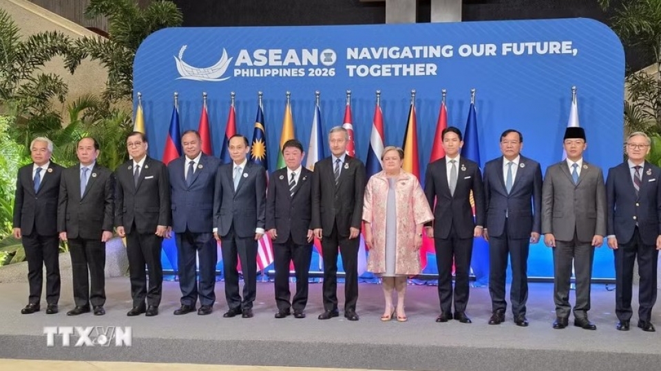 asean3-foreign-ministers-pose-for-a-group-photo-before-the-meeting.jpg