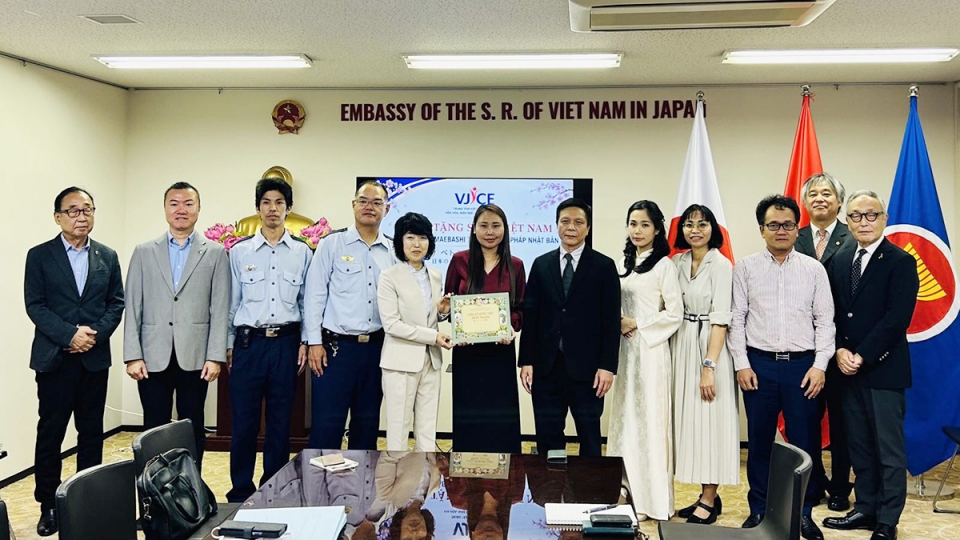 ba_le_thuong_giua_-_giam_doc_trung_tam_xuc_tien_van_hoa_giao_duc_viet_nam_-_nhat_ban_tang_sach_cho_cac_co_qua_to_chuc_cua_nhat_ban._anh_vov_tokyo.jpg
