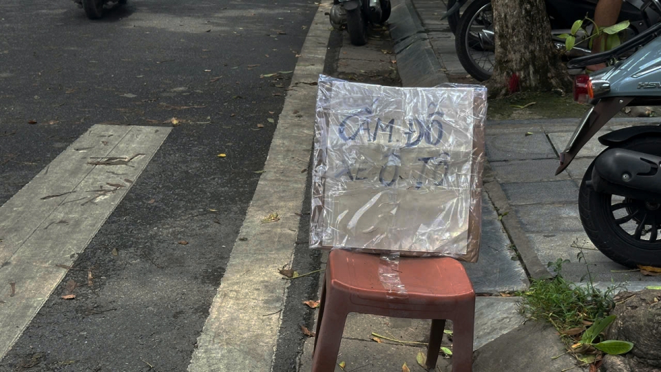 Chiếm dụng lòng đường, cản trở giao thông bằng "biển cấm đỗ xe" tự chế đặt trước nhà
