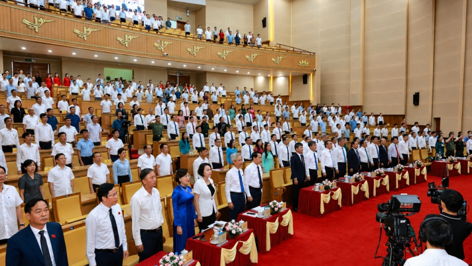 cac-dai-bieu-thuc-hien-nghi-thuc-chao-co-tai-phien-khai-mac-ky-hop-thuong-le-giua-nam-202620260708134609_0.png