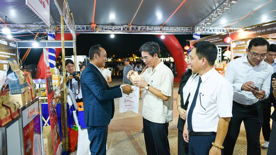 cac_dai_bieu_tham_quan_gian_hang.jpg
