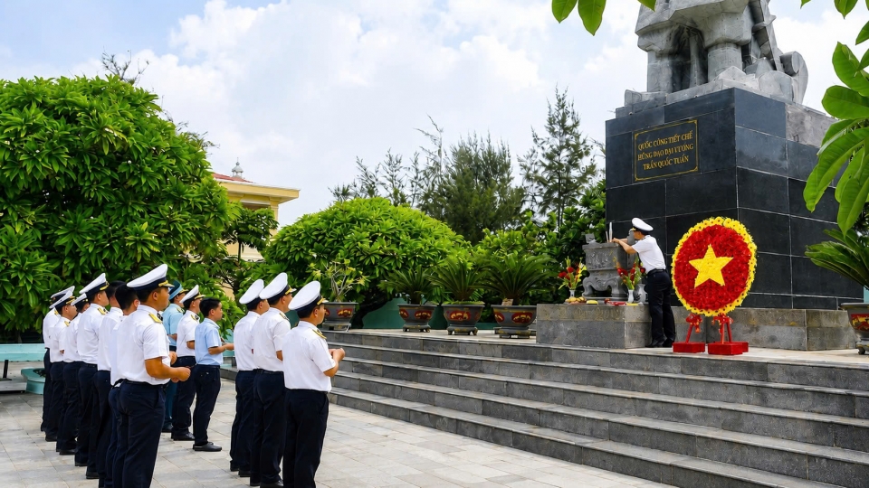 can-bo-chien-si-nhan-dan-dao-song-tu-tay-dang-huong-tai-tuong-dai-tran-quoc-tuan.jpg