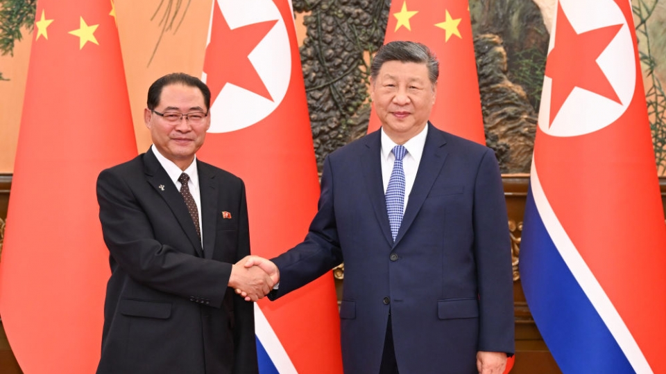 chu-tich-trung-quoc-tap-can-binh-va-thu-tuong-noi-cac-trieu-tien-pak-thae-song.-anh-tan-hoa-xa.jpeg
