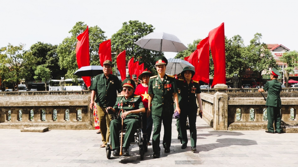 co-nhung-nguoi-linh-tung-di-qua-tran-chien-nay-tro-ve-thanh-co-tuong-nho-dong-doi.jpg