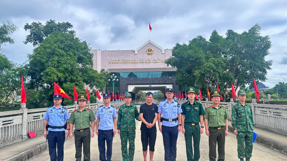 cong_an_tinh_cao_bang_phoi_hop_voi_don_bien_phong_cua_khau_quoc_te_ta_lung_trao_tra_doi_tuong_cho_luc_luong_chuc_nang_phia_trung_quoc.jpg
