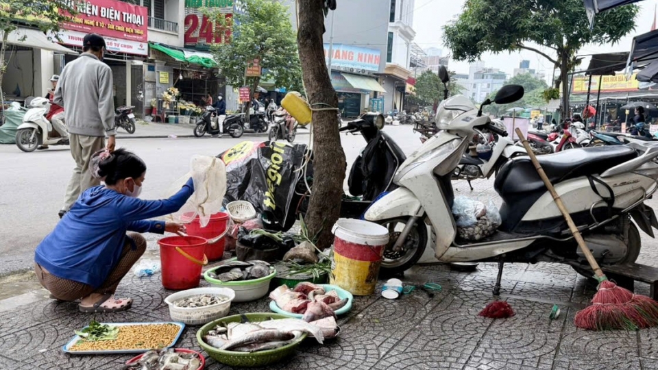 Hà Nội dẹp chợ cóc: Ngõ phố thông thoáng hơn, người dân loay hoay tìm chỗ bán hàng