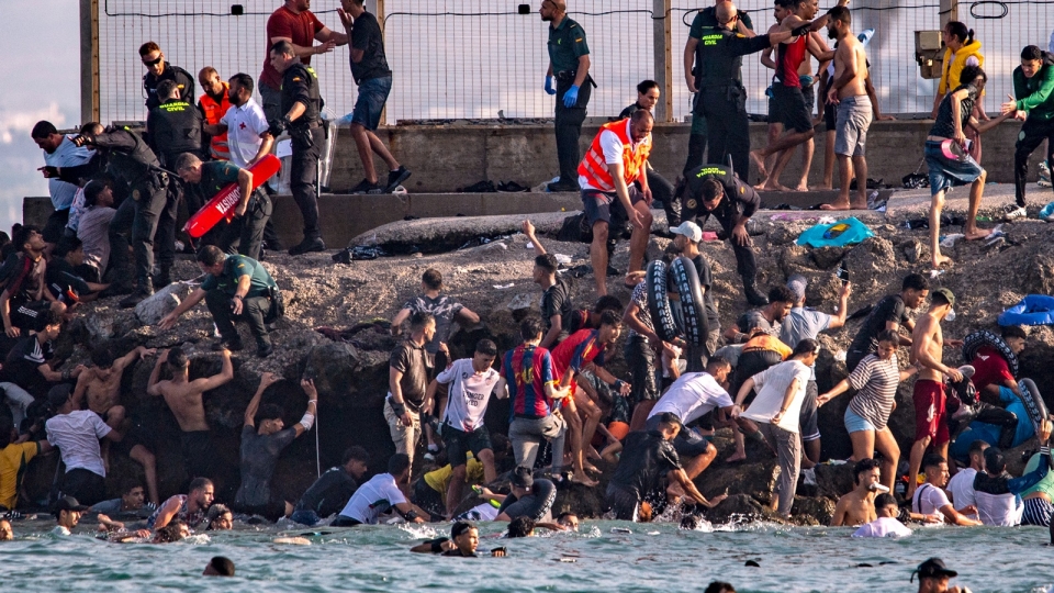 di-cu-vao-tay-ban-nha-nhap-cu-vao-chau-au-hang-rao-bien-gioi-ceuta-khung-hoang-di-cu-7-2026-boi-toi-ceuta-.ap_.jpg