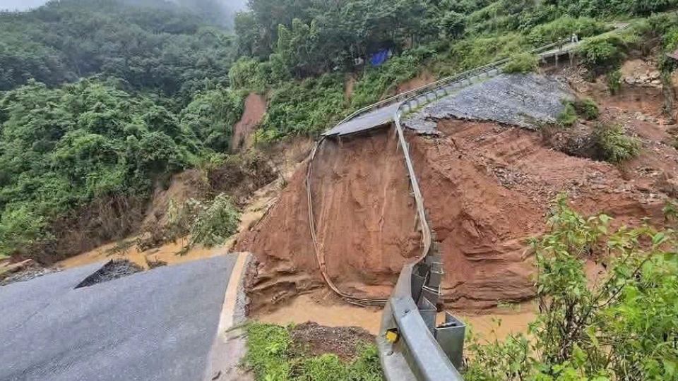diem-sat-sut-dai-khoang-30m-sau-15m-co-dia-hinh-phuc-tap.jpg