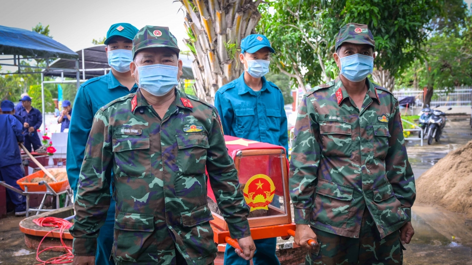 doi-lay-mau-tien-hanh-thuc-hien-nhiem-vu-lay-mau-hai-cot-liet-si-chua-xac-dinh-duoc-thong-tin-de-phuc-vu-giam-dinh-and-tai-nghia-trang-liet-si-tinh-an-giang-phuong-rach-gia.jpg