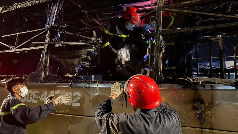 firefighters-examine-the-sleeper-bus-completely-destroyed-in-the-ferocious-blaze-early-on-july-21-in-dong-nai.jpg