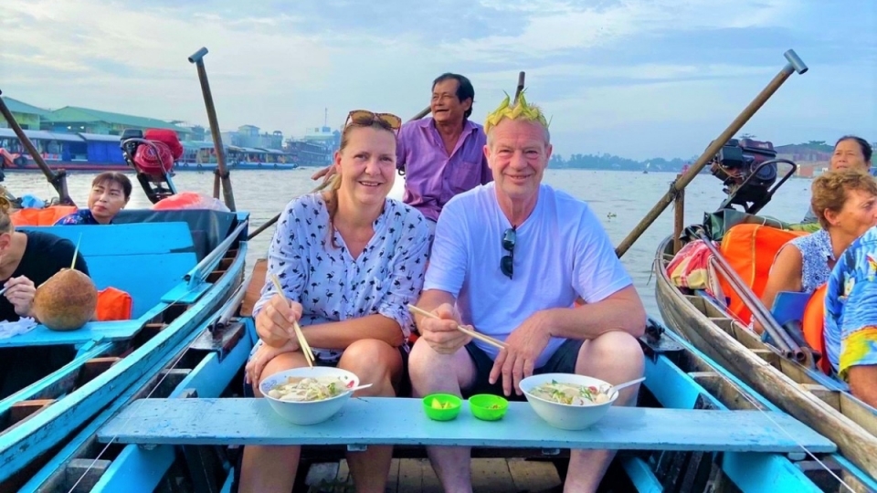 foreign-tourists.jpg