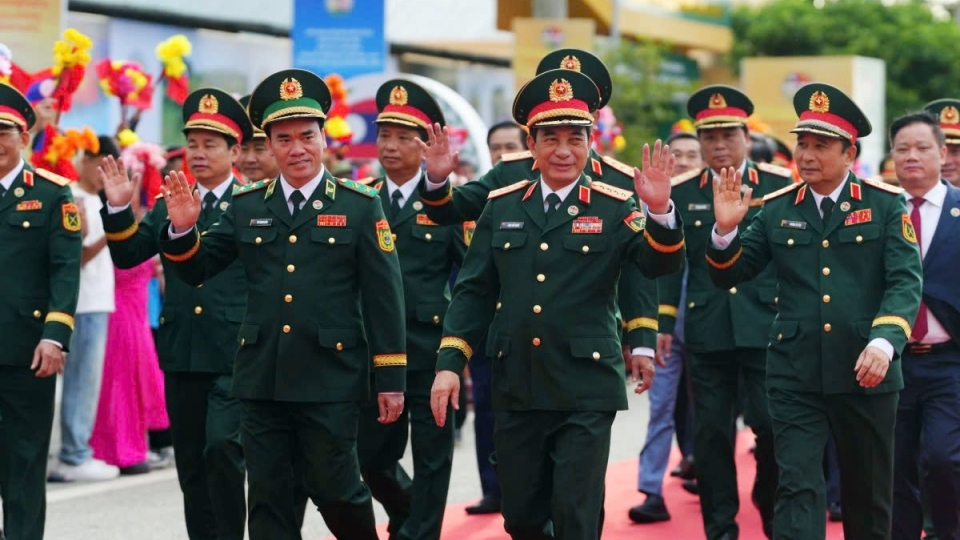 gen.-phan-van-giang-welcomes-gen.-khamliang-outhakaysone-to-vietnam-for-the-third-vietnam-laos-border-defence-friendship-exchange.jpg