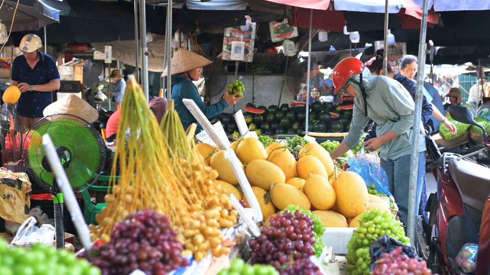 Giá thực phẩm thay đổi từng ngày, tiểu thương và khách cùng tìm cách xoay xở
