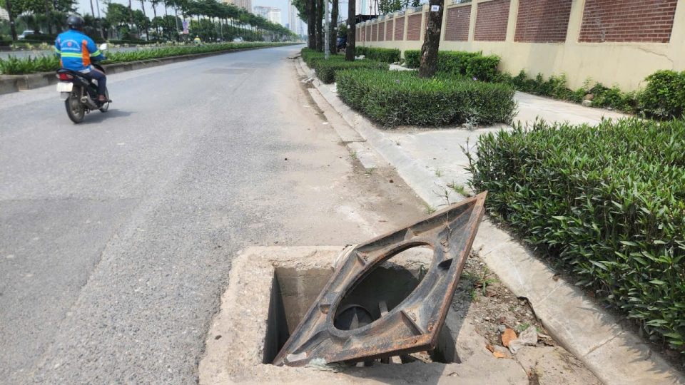Nắp cống nhô cao trên đường Phạm Tu ở Hà Nội: Mối nguy rình rập người đi đường