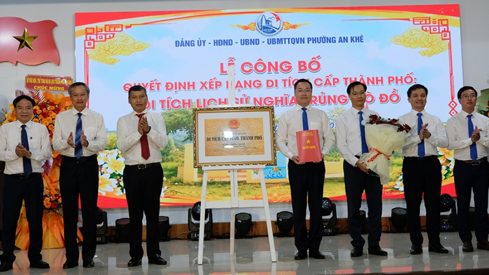 lanh-dao-thanh-pho-da-nang-trao-quyet-dinh-bang-xep-hang-di-tich-lich-su-cap-thanh-pho-nghia-trung-go-do.jpg