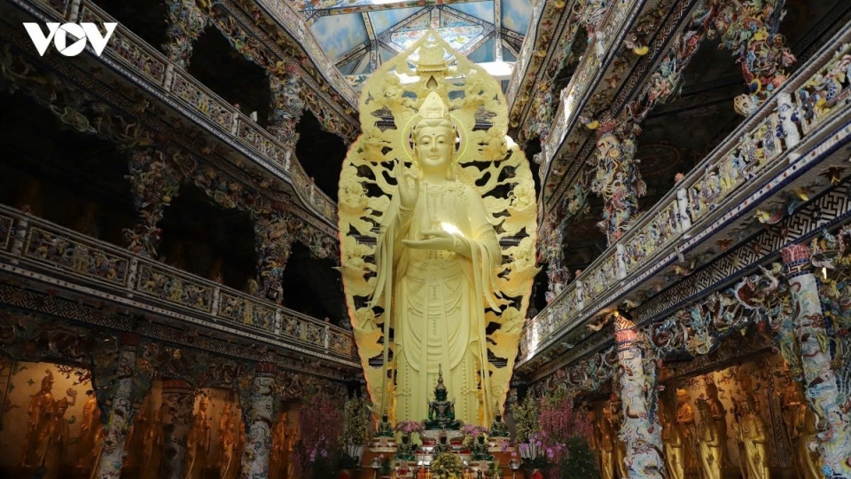 A unique pagoda in Da Lat built from millions of broken pieces
