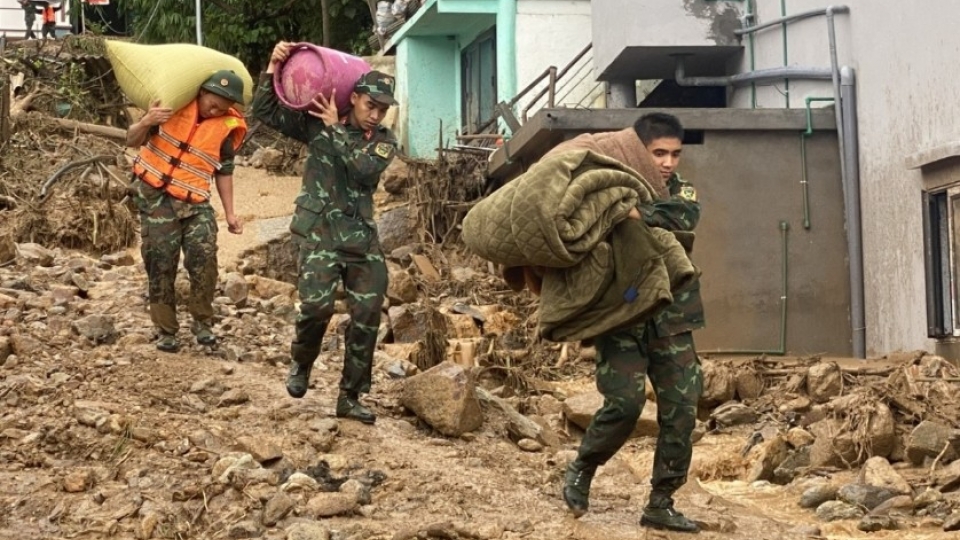 local-authorities-and-functional-forces-help-residents-in-flood-hit-areas-move-their-property-to-safe-places.jpg