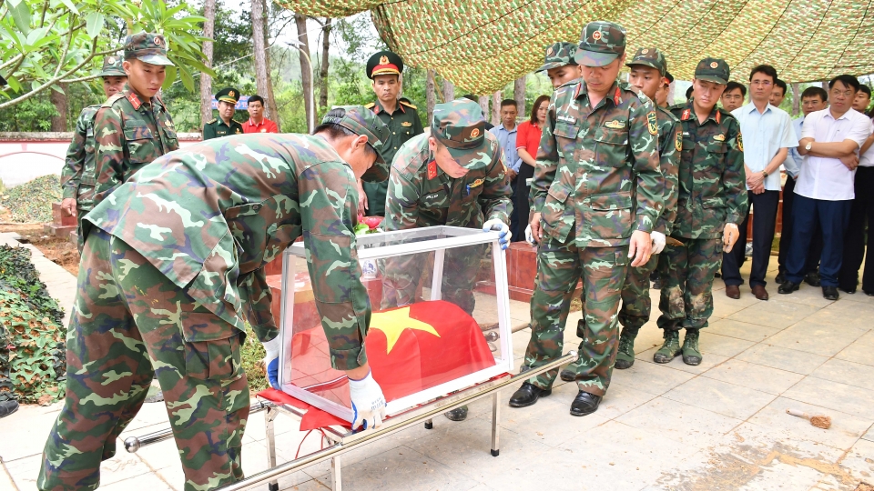 luc-luong-quy-tap-hai-cot-cac-liet-si-tinh-lai-chau-thuc-hien-cac-nghi-thuc-de-an-tang-cac-liet-si.jpg