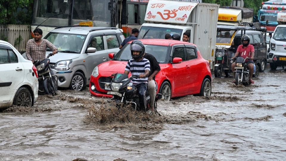 mua-lon-ngap-lut-delhi-.jpeg
