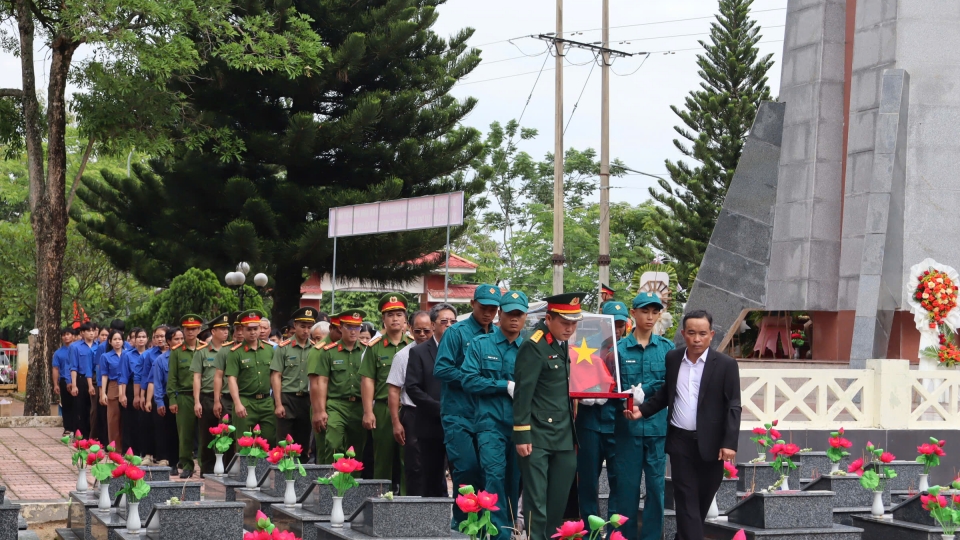 ngay-277-vua-qua-tinh-dak-lakda-an-tang-7-hai-cot-liet-si-tai-cac-nghia-trang-.jpg