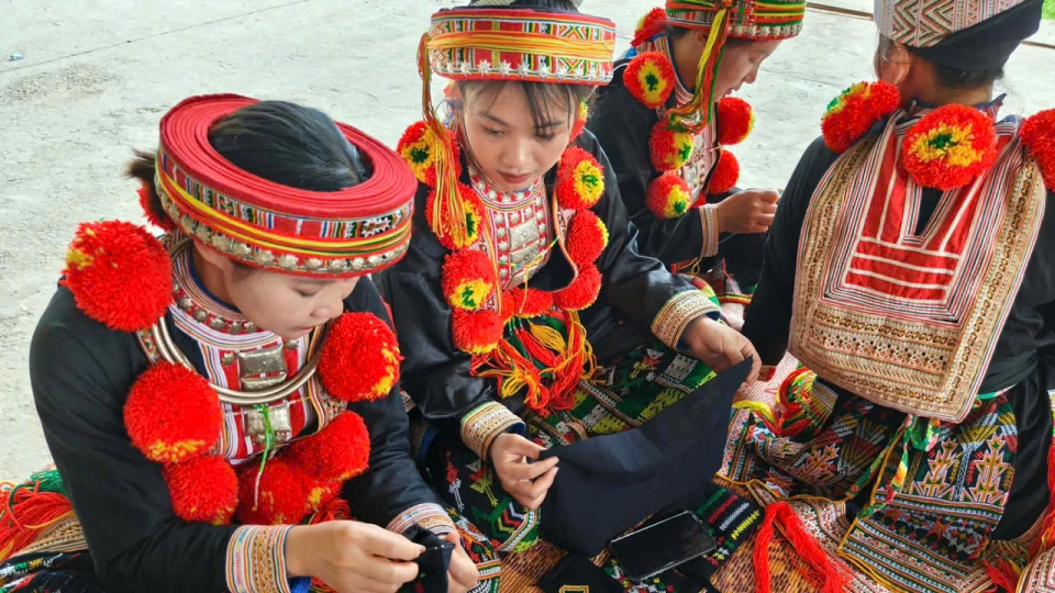 nghe-theu-truyen-thong-nguoi-dao-do-yen-thinh-thai-nguyen-4.jpg