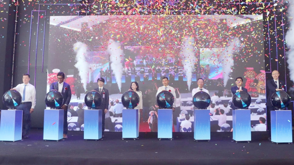nghi-thuc-an-nut-khoi-cong-khu-cong-nghiep-hoa-ninh.jpg