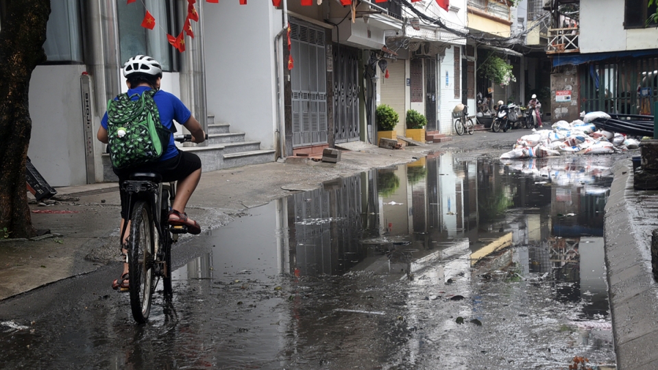 Cận cảnh ngõ 42 Giang Văn Minh sau mưa, người dân xách ủng lội nước vào nhà