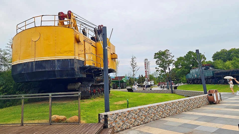 ngoai-ho-sinh-thai-cong-vien-van-hoa-dia-chat-ao-son-duoc-xay-tren-nen-nha-xuong-cu-con-trung-bay-may-moc-thiet-bi-khai-thac-mo-mang-tinh-bieu-tuong-qua-cac-thoi-ky.jpg