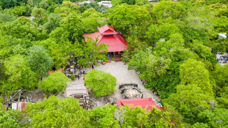 nha-bia-tuong-niem-duoc-xay-dung-tren-khu-vuc-dinh-nui-voi-khom-nui-voi-phuong-chi-lang-tinh-an-giang.jpg