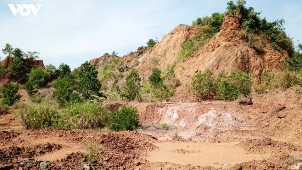 nhieu-mo-khoang-san-khong-cai-tao-hoan-tho-sau-khi-het-giay-phep-khai-thac.jpg