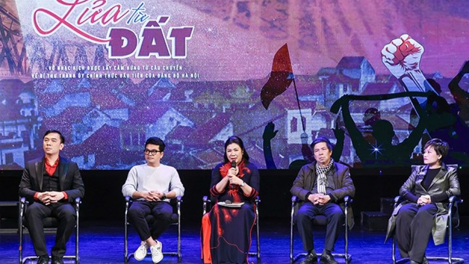 nsut-cao-ngoc-anh-ngoi-giua-trong-hop-bao-ra-mat-vo-lua-tu-dat.jpg