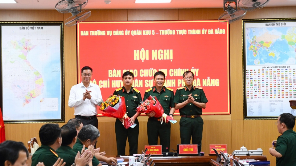 ong-le-ngoc-quang-bi-thu-thanh-uy-da-nang-va-thieu-tuong-luong-dinh-chung-bi-thu-dang-uy-chinh-uy-quan-khu-5-tang-hoa-chuc-mung-dai-ta-vo-van-tuan-va-dai-ta-dinh-van-hung.jpg