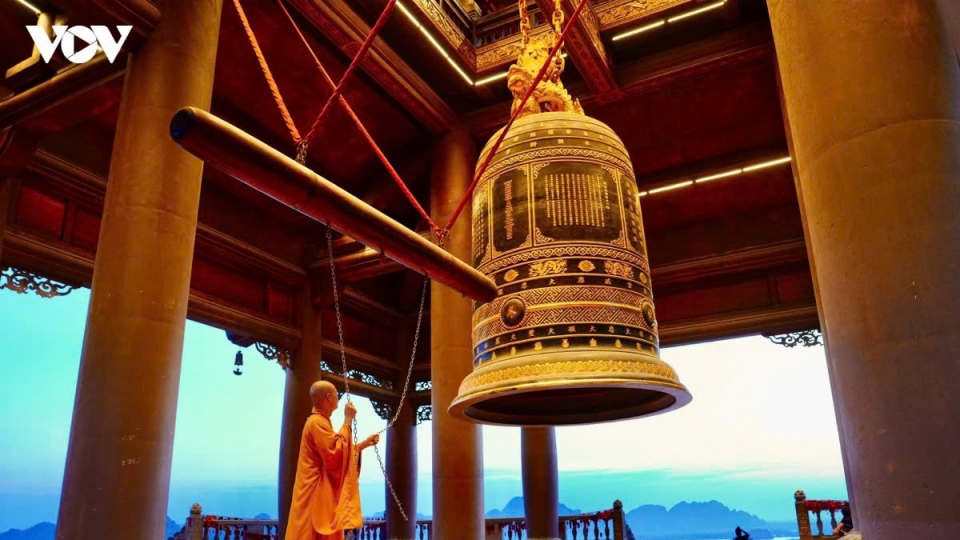 pagodas-ring-bell-on-martyrs-day-11.jpg
