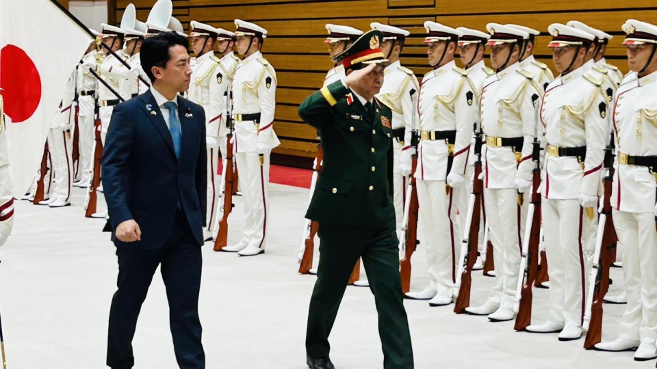 pho-thu-tuong-bo-truong-quoc-phong-dai-tuong-phan-van-giang-va-bo-truong-quoc-phong-nhat-ban-koizumi-shinjiro-duyet-doi-danh-du.-anh-vov-tokyo.jpg