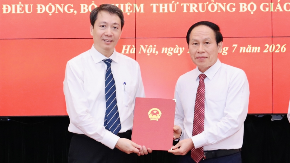 pho-thu-tuong-chinh-phu-le-tien-chau-trao-quyet-dinh-cho-thu-truong-pham-quang-hung_anh-moet.jpg