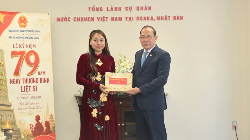 pho_chu_tich_uy_ban_trung_uong_mat_tran_to_quoc_viet_nam_hoang_cong_thuy_dai_dien_mttq_tang_qua_cho_hiep_hoi_nguoi_viet_nam_vung_kansai_anh_vov_tokyo_20260725173121.jpg
