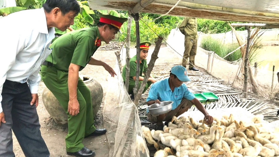 photo-library-20250918101347-a10ce89f-a387-4657-b655-e7ddebf9548b-luc-luong-cong-an-tham-hoi-gia-inh-uoc-vay-von-theo-quyet-inh-22-1783075961230335997410_2.jpg