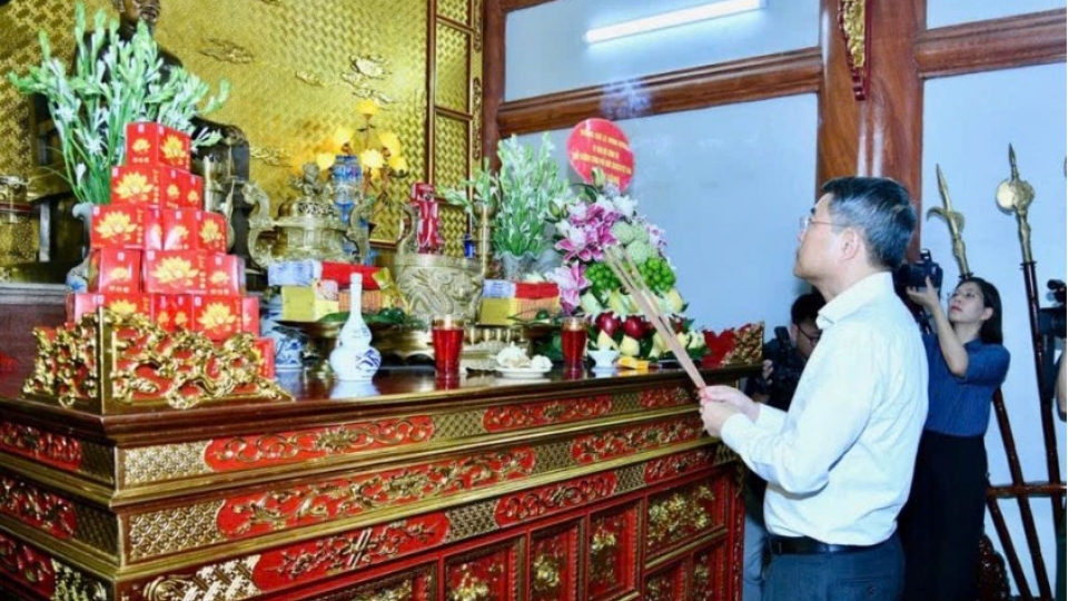 prime-minister-le-minh-hung-offers-incense-and-flowers-at-lang-son-martyrs-cemetery.jpg