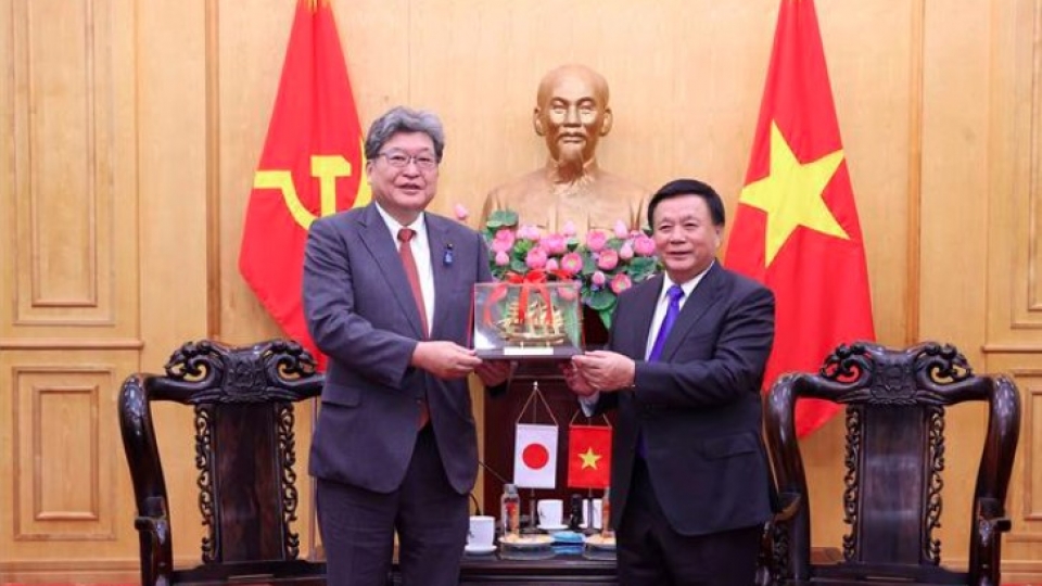 prof.-dr.-nguyen-xuan-thang-chairman-of-the-central-theory-council-presents-a-souvenir-to-ldp-executive-acting-secretary-general-koichi-hagiuda.jpg
