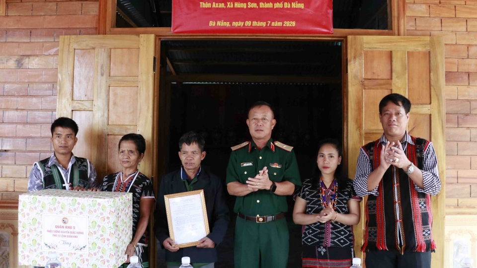 quan-khu-5-trao-nha-tinh-nghia-tang-gia-dinh-chinh-sach-tai-xa-bien-gioi-hung-son.jpg